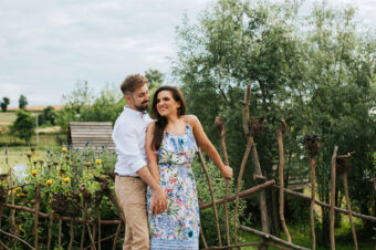 Weronika i Tomek – sesja narzeczeńska w ogrodzie pełnym lawendy