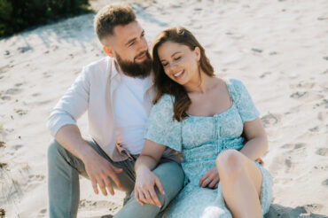 Karolina i Krzysztof – sesja narzeczeńska na Pustyni Błędowskiej